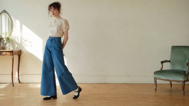 10 Best Shoes to Wear with Wide Leg Jeans Mary Janes styled with wide leg jeans vintage outfit