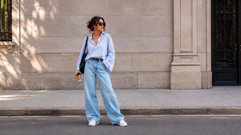 10 Best Shoes to Wear with Wide Leg Jeans White sneakers styled with wide leg jeans casual outfit