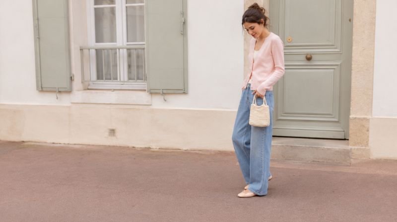 10 Best Shoes to Wear with Wide Leg Jeans Ballet flats styled with wide leg jeans feminine outfit