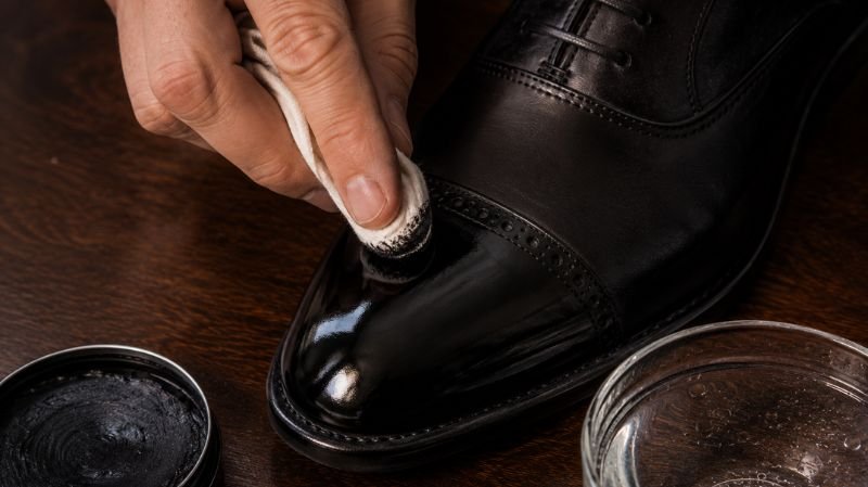 Water drop technique for shoe mirror shine